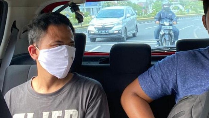 Pemuda bucin Bantul, inisial DRS (kiri), ditangkap polisi, Minggu (13/2/2022).