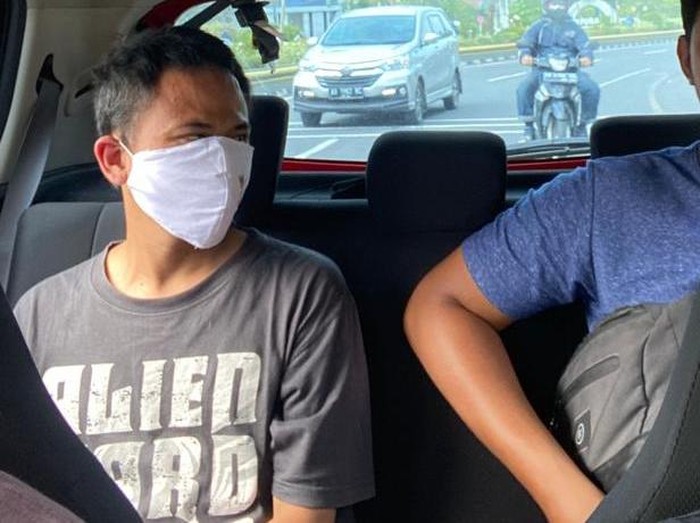 Pemuda bucin Bantul, inisial DRS (kiri), ditangkap polisi, Minggu (13/2/2022).
