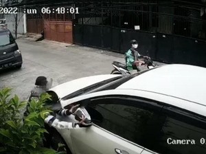 Pria Berjaket Ojol Curi Spion Mobil di Jelambar Jakbar, Polisi Selidiki