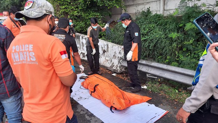 Penemuan mayat pria di saluran air dekat GT Meruya, Jakarta Barat