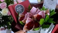 Buket dengan rangkaian berbagai jenis bunga serta buket uang tersebut dijual dengan harga Rp200 ribu hingga Rp2 juta. 