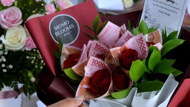 Perajin menyusun buket bunga pesanan pembeli untuk kado perayaan hari Valentine di Momo Blooms Florist, Denpasar, Bali, Minggu (13/2/2022). Buket dengan rangkaian berbagai jenis bunga serta buket uang tersebut dijual dengan harga Rp200 ribu hingga Rp2 juta dan ramai dipesan oleh ratusan pembeli menjelang perayaan hari Valentine. ANTARA FOTO/Fikri Yusuf/foc.