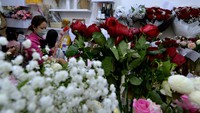 Buket bunga ramai dipesan oleh ratusan pembeli menjelang perayaan hari Valentine.  