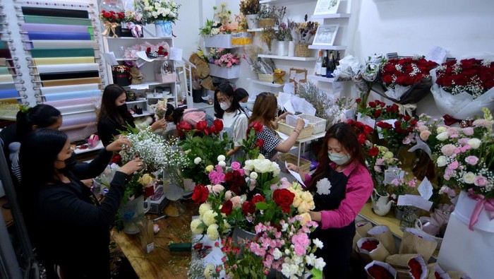 PENJUALAN KADO VALENTINE DI BALI Perajin menyusun buket bunga pesanan pembeli untuk kado perayaan hari Valentine di Momo Blooms Florist, Denpasar, Bali, Minggu (13/2/2022). Buket dengan rangkaian berbagai jenis bunga serta buket uang tersebut dijual dengan harga Rp200 ribu hingga Rp2 juta dan ramai dipesan oleh ratusan pembeli menjelang perayaan hari Valentine. ANTARA FOTO/Fikri Yusuf/foc.