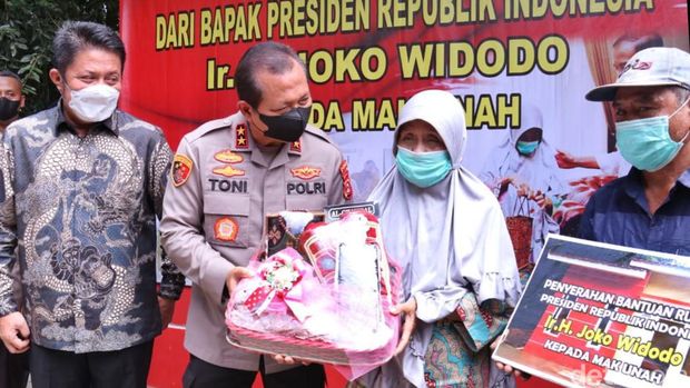 Penyerahan bantuan rumah dari Presiden Jokowi untuk Mak Unah