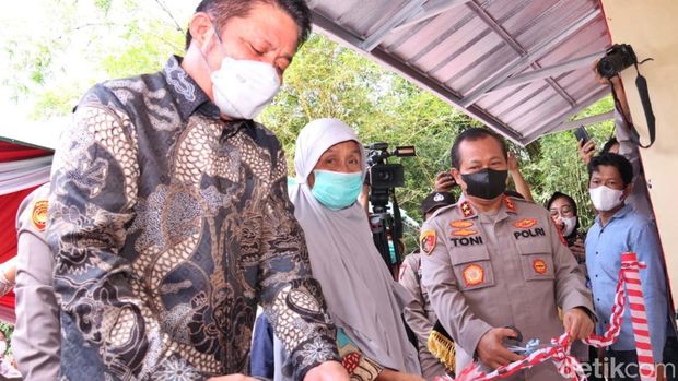 Penyerahan bantuan rumah dari Presiden Jokowi untuk Mak Unah