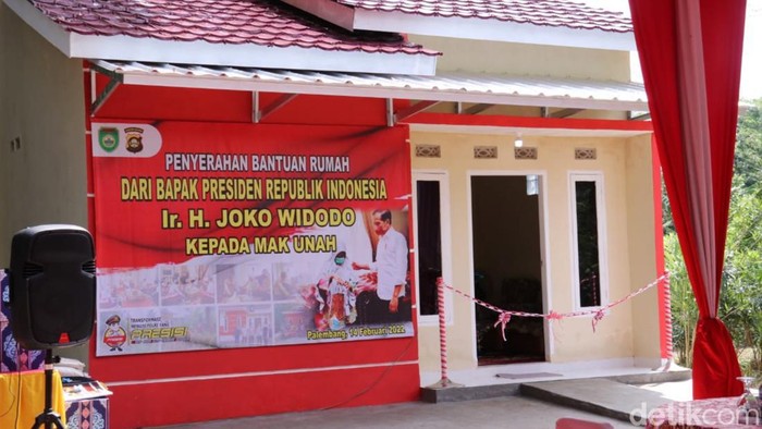 Penyerahan bantuan rumah dari Presiden Jokowi untuk Mak Unah