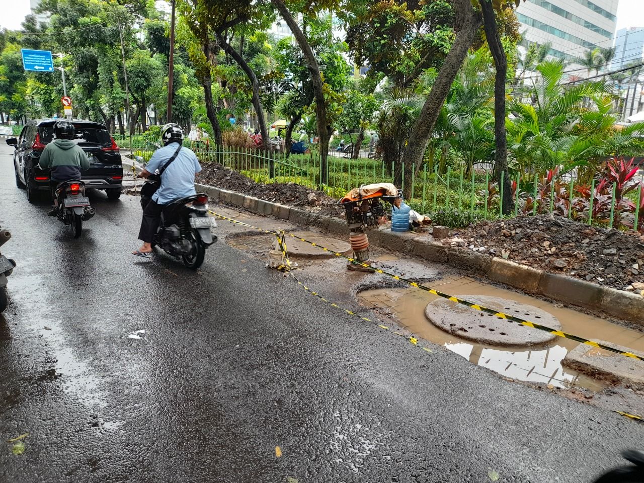 Permukaan jalan yang rusak di sekitar sumur resapan Jl Karet Raya, Kuningan, Jaksel, 14 Februari 2022.