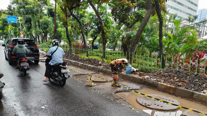 Permukaan jalan yang rusak di sekitar sumur resapan Jl Karet Raya, Kuningan, Jaksel, 14 Februari 2022.
