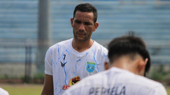 Persela Lamongan tengah melawan Persik Kediri dalam laga Liga 1 pekan ke-25. Persela tidak diperkuat dua penyerang asing yaitu Selwan Al-Jaberi dan Jose Wilkson.
