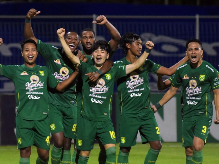 Pesepak bola Persebaya Surabaya Taisei Marukawa (tengah) bersama rekan setimnya melakukan selebrasi usai mencetak gol ke gawang Persela Lamongan pada pertandingan Liga 1 di Stadion I Gusti Ngurah Rai, Denpasar, Bali, Kamis (10/2/2022) malam. ANTARA FOTO/Nyoman Hendra Wibowo/foc.