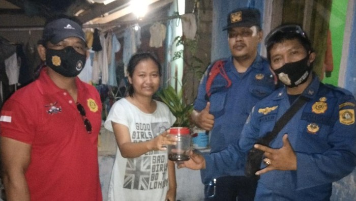 Petugas damkar Kabupaten Bogor evakuasi ular kobra yang sembunyi di sumur warga.
