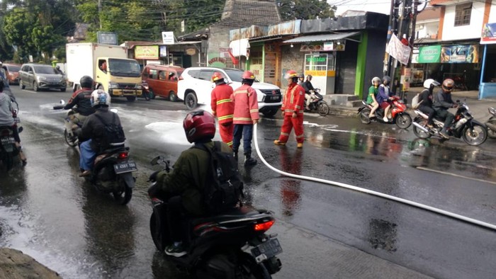 Petugas Damkar saat membersihkan tumpahan oli di Bekasi (dok. Damkar)