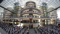 Para pemilik suara yang tergabung dalam Majelis Federal Jerman saat bersidang memilih presiden, Berlin (13/2/2022). Suasana sidang dipengaruhi pandemi Covid-19. Tampak anggota MPR Jerman mengambil tempat duduk berjarak dan mengenakan masker. (AP Photo/Michael Sohn, Pool)