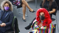 Seorang musisi dan tokoh LGBT Jerman, Gloria Viagra menggunakan baju pesta saat sidang umum MPR Jerman untuk memilih presiden. Penampilannya di tengah para politisi dan tokoh yang kebanyakan menggunakan baju formal menjadi mencolok. (Michele Tantussi/Pool via AP)
