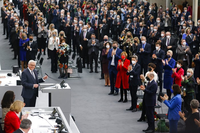 Anggota Majelis Federal Jerman bersidang di Gedung Paul Loebe Haus, di Berlin, Minggu (13/2/2022) dengan agenda utama pemilihan presiden Jerman. Tampak 2 orang anggota majelis menggunakan baju pesta dan gaun pengantin.