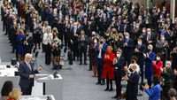 Presiden petahana Jerman, Frank-Walter Steinmeier (kiri) berpidato usai terpilih kembali menjadi presiden negara tersebut, (13/2/2022).  (Michele Tantussi/Pool via AP)
