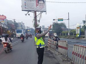 Antisipasi Macet, One Way Diterapkan di Jalan Cikarang-Cibarusah Tiap Pagi