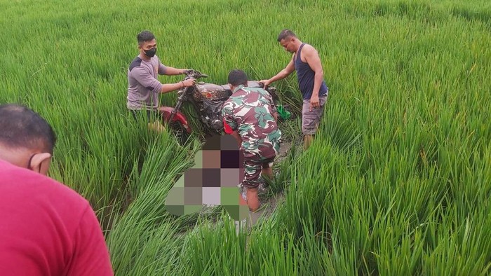 Seorang pria ditemukan tewas di tengah sawah. Mayatnya sudah  kaku di sebelah sepeda motor.