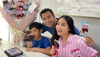Raffi Ahmad sering mengunggah momen kulinernya yang seru di Instagram. Ada momennya menikmati es krim berbentuk hati dengan sang istri dan anaknya. Foto: Instagram @raffinagita1717