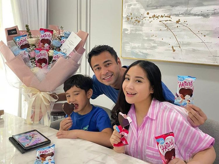 10 Momen Seru Raffi Ahmad Makan Bareng Keluarga dan Sahabat