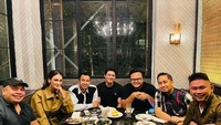 Raffi Ahma bersama Luna Maya, Irwansyah, dan rekannya yang lain tampak menikmati makan malam bersama di sebuah restoran. Foto: Instagram @raffinagita1717