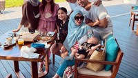 Beberapa waktu lalu, Raffi Ahmad sekeluarga pergi liburan. Ini momennya sarapan di pinggir pantai. Foto: Instagram @raffinagita1717