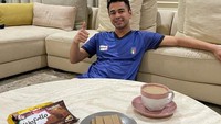 Saat sedang tidak ada jadwal syuting, biasanya Raffi bersantai di rumah. Terlihat ia menikmati secangkir kopi dan wafer cokelat. Foto: Instagram @raffinagita1717