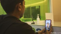 Beberapa dari nasabah yang datang mengaku untuk mencairkan JHT, salah satunya Dirga (32) ia sebelumnya kerja di bidang otomotif dan asuransi. mendengar peraturan baru ia langsung mendatangi kantor BPJS Ketenagakerjaan untuk mencairkan haknya.
