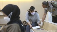 Sementara Savira (26) mendatangi kantor BPJS Ketenagakerjaan untuk mempertanyakan nasipnya apabila paklaring yang hilang dan pada saat usia 56 tahun kantor tempat ia bekerja sudah tutup. Selain itu Savira yang baru saja resign mendatangi kantor ini untuk mencairkan Jaminan Hari Tua (JHT) miliknya.