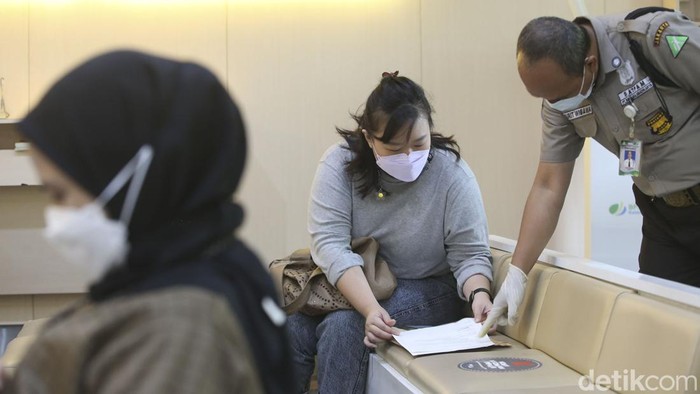 Sejumlah nasabah mendatangi kantor BPJS Ketenagakerjaan untuk mencairkan Jaminan Hari Tua (JHT). Salah satunya di kawasan Sudirman, Jakarta.