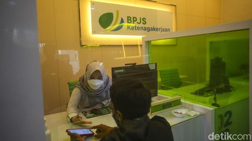 Sejumlah nasabah mendatangi kantor BPJS Ketenagakerjaan untuk mencairkan Jaminan Hari Tua (JHT). Salah satunya di kawasan Sudirman, Jakarta.