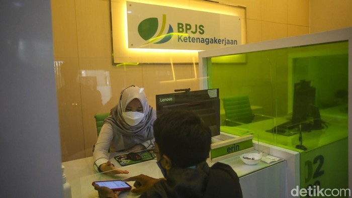 Ramai-ramai Nasabah Carikan JHT Sejumlah nasabah mendatangi kantor BPJS Ketenagakerjaan untuk mencairkan Jaminan Hari Tua (JHT). Salah satunya di kawasan Sudirman, Jakarta.