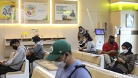Sejumlah nasabah mendatangi kantor BPJS Cabang Sudirman, Jakarta, Senin (14/2/2021).