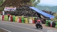 Pemasangan ban dari relawan dan komunitas trail ini bertujuan untuk meminimalisir dampak jika terjadi kecelakaan lagi. Senin (14/2/2022).