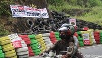Beberapa spanduk terpasang di jalur Imogiri-Dlingo. Spanduk tersebut bertuliskan gunakan gigi 1 selama menuruni jalur tersebut.