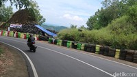 Beberapa pengendara saat melintas di jalur Imogiri-Dlingo tepatnya kawasan Bukit Bego.