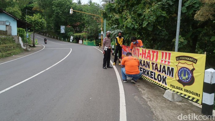 Ratusan ban bekas warna-warni terpasang di lokasi laka maut bus PO Gandhos Abadi di kawasan Bukit Bego, Bantul. Ini foto-foto terkininya!