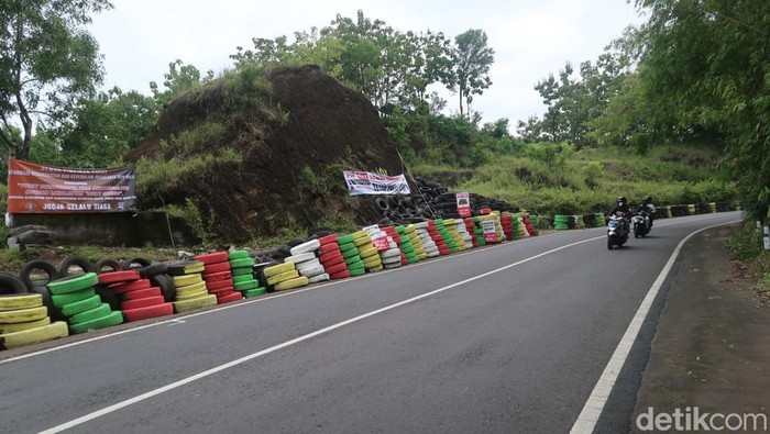 Ratusan ban bekas warna-warni terpasang di lokasi laka maut bus PO Gandhos Abadi di kawasan Bukit Bego, Bantul. Ini foto-foto terkininya!