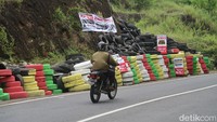 Suasana di kawasan Bukit Bego, Pedukuhan Kedungbuweng, Kalurahan Wukirsari, Kapanewon Imogiri, Bantul tampak banyak ban bekas berwarna-warni terpasang di lokasi laka maut bus PO Gandhos Abadi beberapa hari lalu.