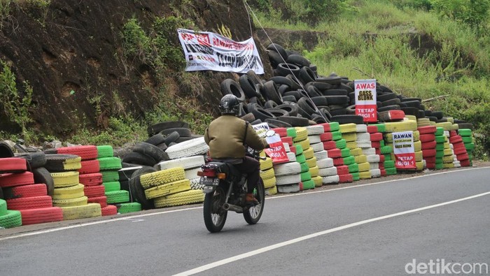 Ratusan Ban Warna-warni Terpasang di TKP Laka Maut Bantul Ratusan ban bekas warna-warni terpasang di lokasi laka maut bus PO Gandhos Abadi di kawasan Bukit Bego, Bantul. Ini foto-foto terkininya!