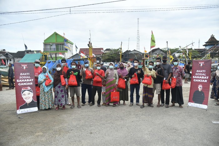 Relawan Ganjar Bagikan Sembako hingga Borong Dagangan di Tuban