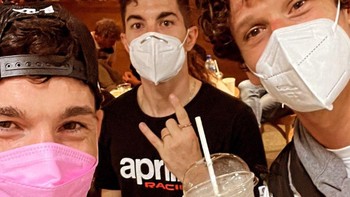 Aleix Espargaro juga memajang di Stories foto dia saat akan terbang di bandara Lombok. See u soon Indonesia, tulisnya. Foto: Instagram