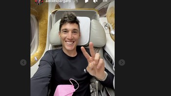 Aleix Espargaro saat sudah mau terbang dari Jakarta ke Dubai di kelas bisnis, sembari memajang waktu tempuh ke tujuan akhirnya, Barcelona. Foto: Instagram