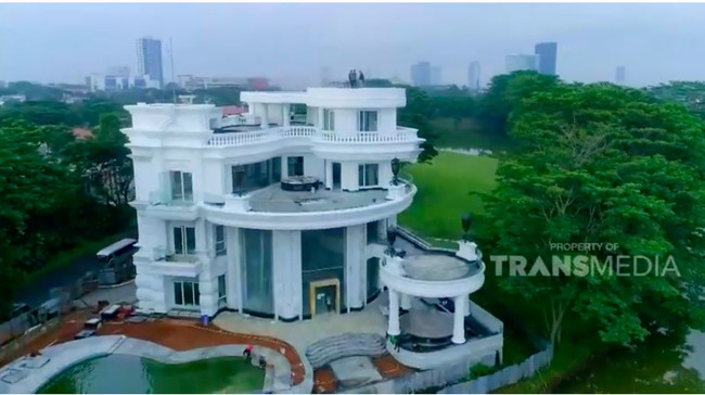 Tung Desem akan menempati sebuah rumah baru yang berlokasi di kawasan elite di Tangerang. Saat ini, rumah megah berbentuk istana itu sedang dalam tahap akhir pembangunan. (Foto: YouTube/Trans TV Official)