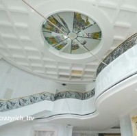 Meski bergaya klasik, rumah mewah Tung Desem Waringin didominasi warna putih yang menyumbangkan kesan kesederhanaan. (Foto: YouTube/Trans TV Official)