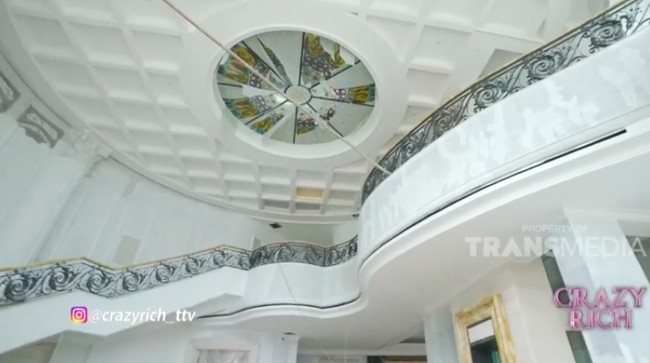 Meski bergaya klasik, rumah mewah Tung Desem Waringin didominasi warna putih yang menyumbangkan kesan kesederhanaan. (Foto: YouTube/Trans TV Official)