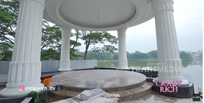 Terdapat gazebo bergaya klasik di pinggir danau untuk menikmati pemandangan sekitar. (Foto: YouTube/Trans TV Official)