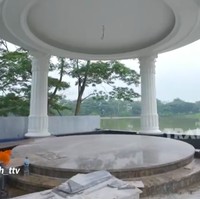 Terdapat gazebo bergaya klasik di pinggir danau untuk menikmati pemandangan sekitar. (Foto: YouTube/Trans TV Official)
