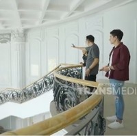 Dinding di tangga utama dihiasi tujuh panel yang masing-masing merepresentasikan filosofi kehidupan. Pilar paling bawah bermakna bijaksana, sehat panjang umur, keluarga harmonis, kaya raya (banyak passive income), kemudian hidup bahagia, bermanfaat untuk orang banyak, terakhir dibimbing oleh Tuhan. (Foto: YouTube/Trans TV Official)